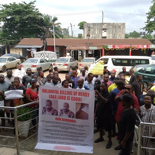 .... Call on Police to Bring Perpetrators to Justice Bolt drivers under the aegis of E-hailing drivers have protested the killing of one of their members, Henry Osarodion Osemwhenkhai in Benin City. The bolt drivers who took their protest to the premises of the Nigeria Union of Journalists, NUJ, Press Centre, in the Benin metropolis, called on the Nigeria Police to investigate and bring officers of the Nigeria Security and Civil Defense Corps to justice for allegedly killing their member. The group while on the protest to register their displeasure over what they described as 'gruesome murder of their member' carried placards with inscriptions such as "Enough of the Brutality by Security Agencies," "Enough is Enough, Bolt Drivers are not Slaves," and "Justice for Henry". Speaking on behalf of the group, a bolt driver, Mr. Festus Nwabuzor, disclosed that late Henry went to drop a passenger at the Castle hotel, situated along Limit Road, off Sapele Road area of Benin City, when one of the lodgers at the hotel, who almost hit with his vehicle came out and beat him up mercilessly. He stated further that rather for officers of the Civil Defense, who are providing security at the hotel to resolve the issue, they collaborated with the lodger to beat Henry up. Nwabuzor called on the Nigerian Police and other relevant authorities to carry out proper investigation into the matter, with the aid of the CCTV Camera at the Lodge and bring the perpetrators to justice. Another bolt driver who spoke on the development, Mr. Rosor, appealed to the state government to wade into the issue and ensure that justice was served in line with the present administration commitment to protect residents of Edo State. When contacted, the Public Relations Officer of the Edo State Police Commend, CSP Moses Yamu confirmed the killing, told newsmen that four officers of the NSCDC have been arrested and were in police custody. CSP Yamu said Edo State Commissioner of Police, Betty Osetimeyin had ordered proper investigation into the matter before they would be charged to court to face the full wrath of the law. The police spokesperson assured Edo people that the police would ensure that the matter is followed up to a logical conclusion and see that justice is not just served but seen to have been served. Earlier, while at the premises of the Nigeria Union of Journalists, NUJ, the state chairman of the council, Mr. Festus Alenkhe assured the protesting bolt drivers that journalists would do a comprehensive report on the killing of Mr. Henry, by speaking with all those concerned in the matter. He appealed to them to go about their protest in a peaceful matter and guard against any attempt by hoodlums to hijack the demonstrators.